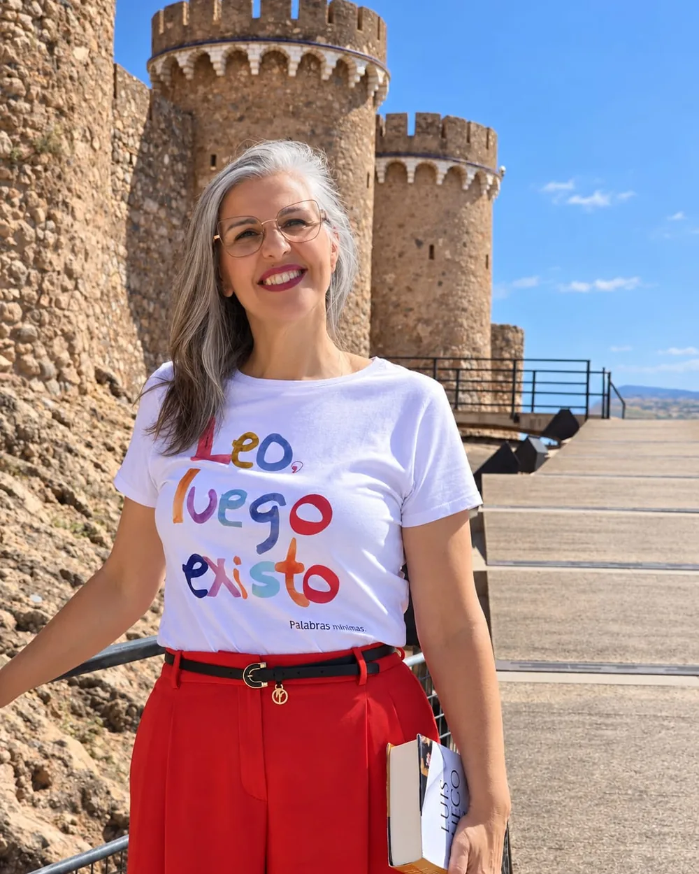 Angélica, de Papelería Llibreria Colorins, con la camiseta Leo, luego existo