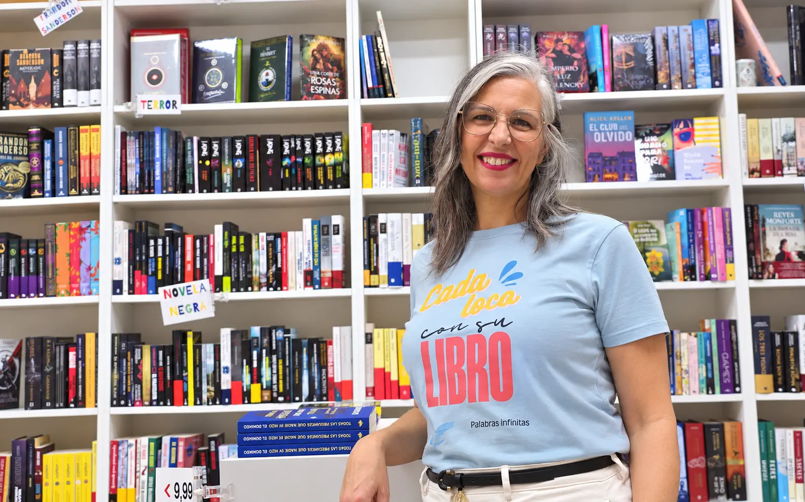 Angélica, de Papelería Llibreria Colorins, con la camiseta Cada loco con su libro puesta