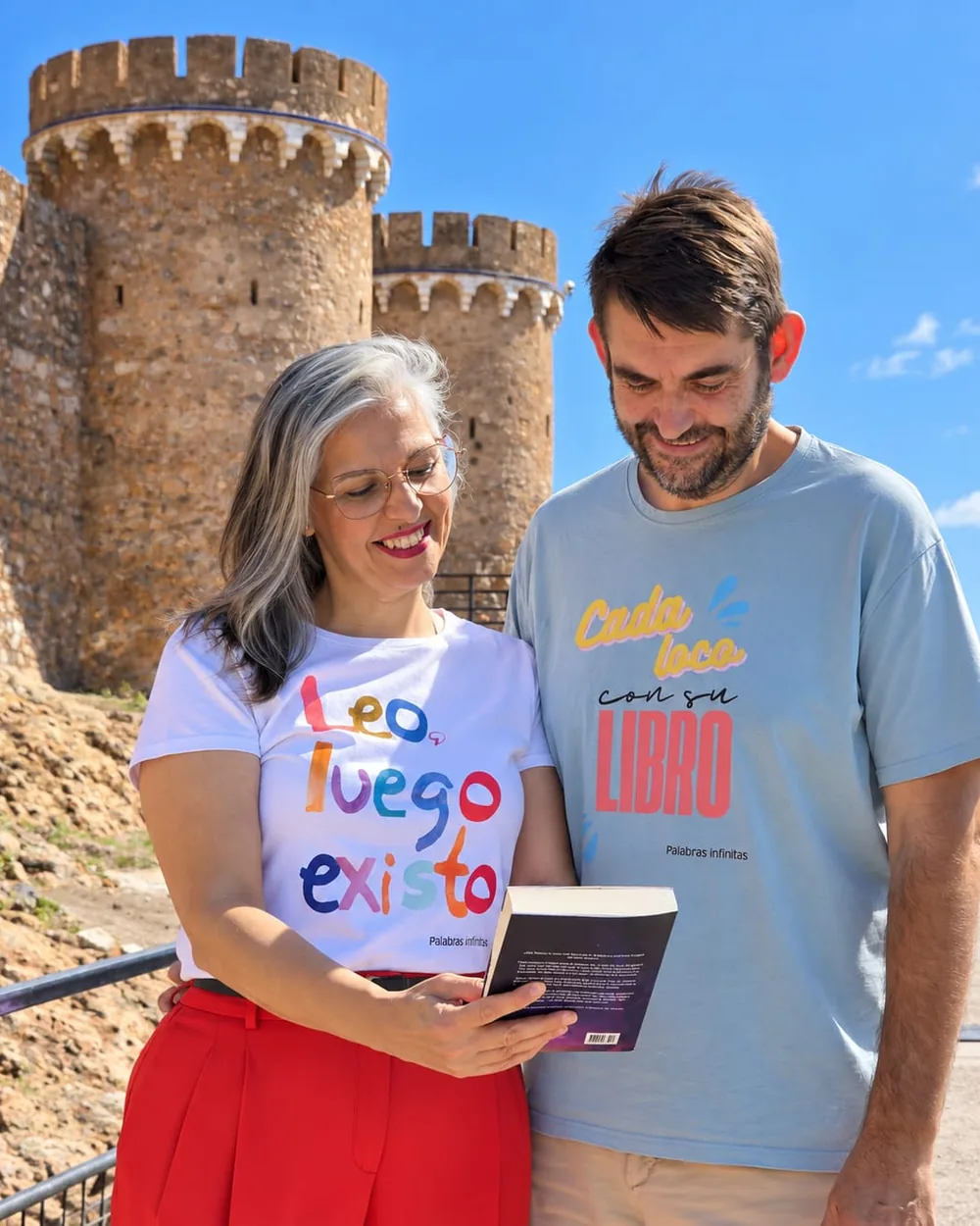 Angélica y Ramón, propietarios de Papelería Llibreria Colorins, mirando un libro juntos