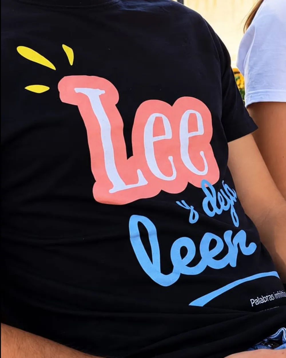Camiseta Lee y deja leen de Colorins puesta, de cerca